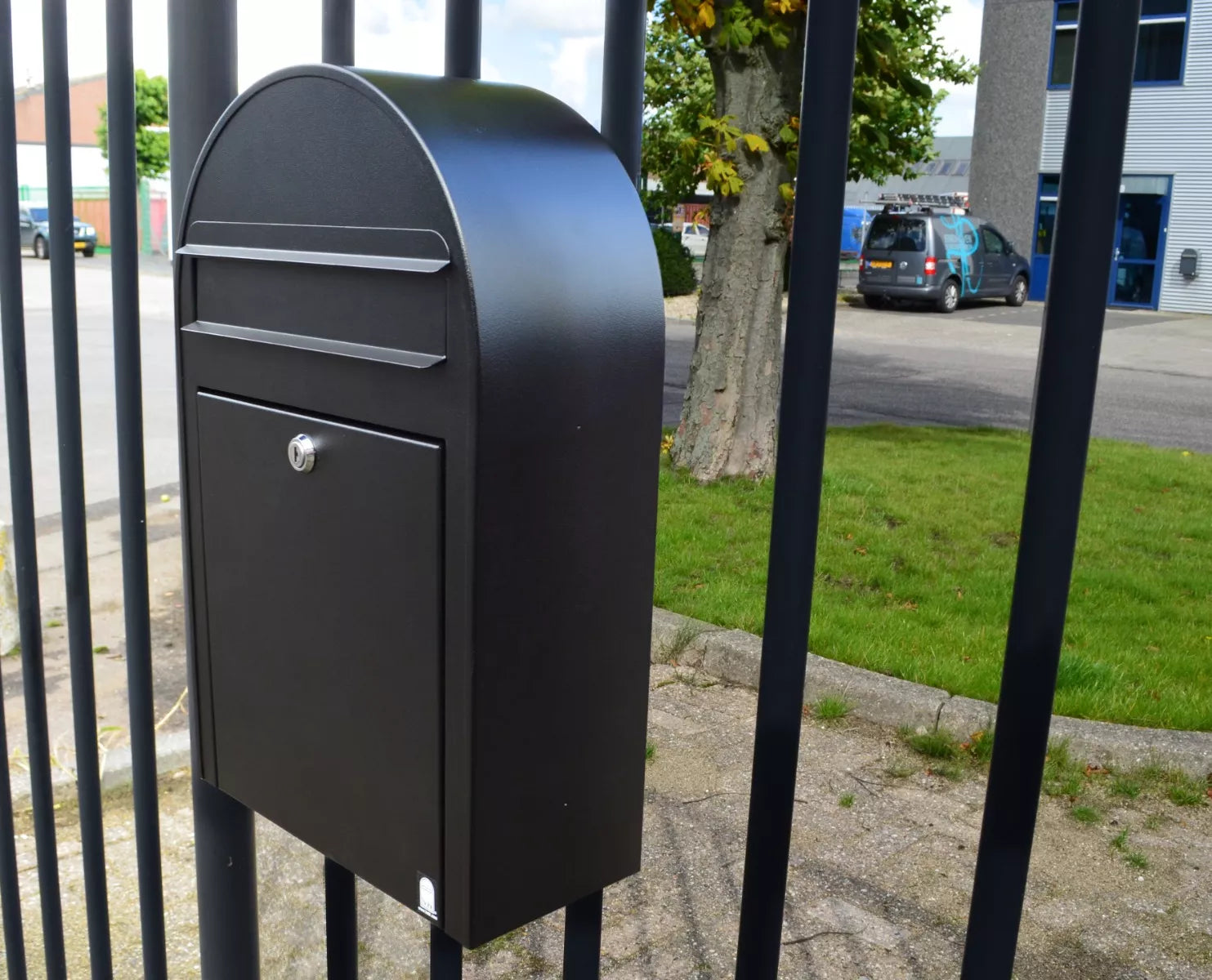 black bobi slim, mounted on steel gate